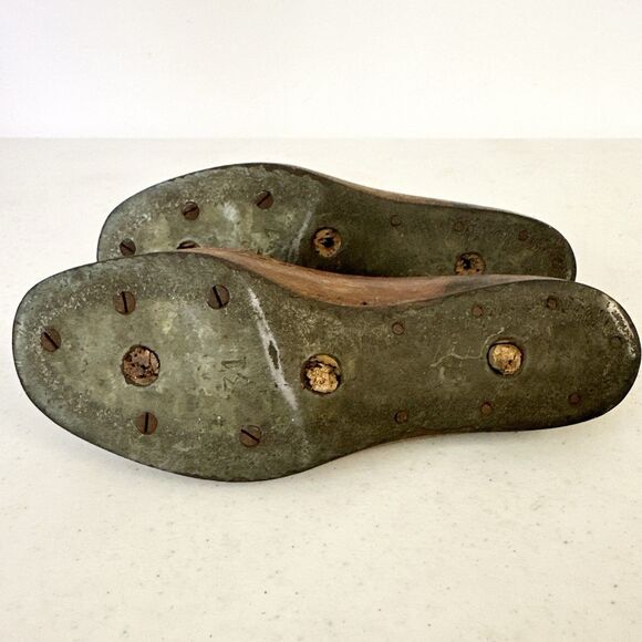 Vintage Pair Of Wooden 8” Industrial Shoe Factory Mold Marked 31 On Bottom - Picture 6 of 6